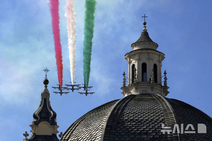 [로마=AP/뉴시스] 6월 2일 거행된 이탈리아 공화국의 날 79주년 축제의 공군 에어쇼에서 제트기 편대가 로마 상공에 거대한 3색기를 만들며 묘기를 보이고 있다. 2025.06.03. 