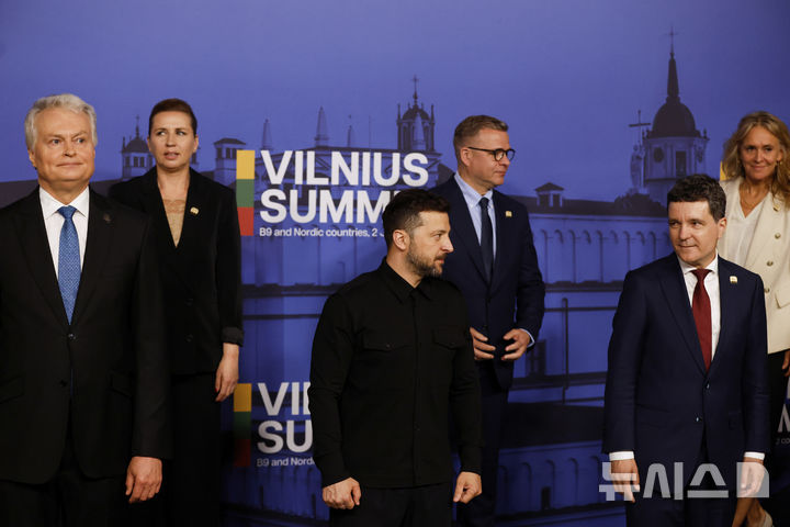 [AP/뉴시스] 우크라이나의 볼로디미르 젤렌스키 대통령이 2일 리투아니아 빌리우스 개최 나토 동유럽 및 북유럽 정상회담에 초대받아 참석해 단체촬영하고 있다 