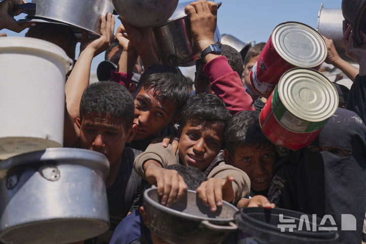 [칸유니스=AP/뉴시스] 지난 2일(현지 시간) 가자지구 칸유니스에서 팔레스타인 어린이들이 식량을 얻기 위해 호소하고 있다. 가자지구 남부 구호품 배급소 인근에서 이스라엘군 총격으로 27명이 사망했다고 하마스 측이 3일 발표했다. 2025.06.04.