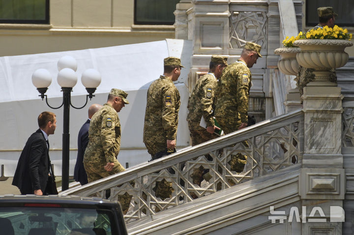 [이스탄불=AP/뉴시스] 2일(현지 시간) 튀르키예 이스탄불에서 열린 러시아-우크라이나 2차 평화협상을 위해 우크라이나 대표단이 츠라안궁에 도착하고 있다. 2025.06.02.
