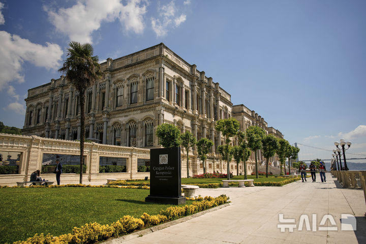 [이스탄불=AP/뉴시스] 2일(현지시간) 러시아와 우크라이나의 2차 평화 협상이 진행된 튀르키예 이스탄불 츠라안궁 밖에서 보안 요원들이 순찰을 돌고 있다. 2025.06.03.