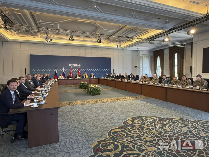 [이스탄불=AP/뉴시스] 러시아와 우크라이나가 2일(현지 시간) 튀르키예 이스탄불 츠라안궁에서 러우전쟁 종전을 위한 2차 협상을 진행하고 있다. 2025.06.02.