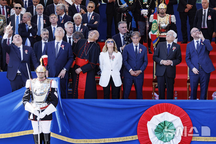 [로마= AP/뉴시스] 6월 2일 이탈리아의 국경일인 '공화국의 날' 79주년 축제 행사가 열린 로마에서 공중 에어쇼를 참관하는 조르자 멜로니 총리(가운데)와 세르지오 마타렐라 대통령을 비롯한 정부 장관들과 상하원 의원들.  2025. 06. 03. 