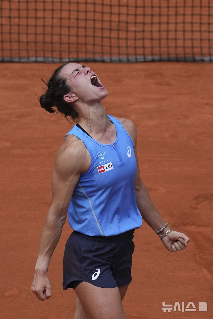 [파리=AP/뉴시스] 로이스 보아송(프랑스)이&nbsp; 2일(현지 시간) 프랑스 파리의 롤랑가로스에서 열린 프랑스오픈 테니스대회 여자 단식 16강전에서 제시카 페굴라(미국)를 2-1(3-6 6-4 6-4)로 꺾은 뒤 포효하고 있다. 2025.06.03