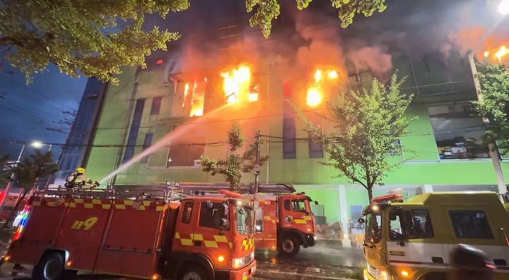 [인천=뉴시스] 2일 오전 인천 서구 한 금속공장에서 불이 나고 있다. (사진=인천소방본부 제공) 2025.06.02. photo@newsis.com *재판매 및 DB 금지