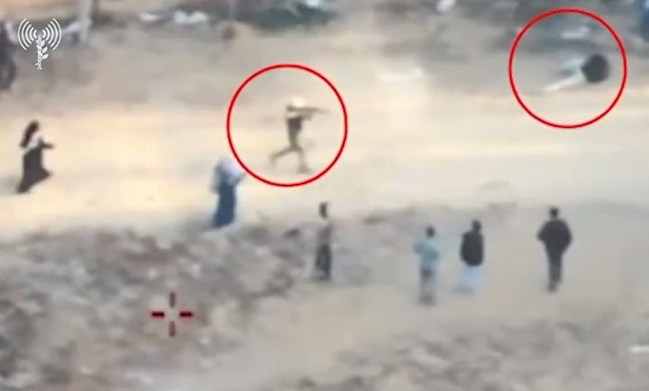 [서울=뉴시스] 팔레스타인 무장 대원이 가자지구 구호품 배급소 인근에서 구호품을 가져가는 주민에게 총격을 가했다며 이스라엘 방위군(IDF)이 영상을 공개했다. (사진=IDF 엑스 갈무리) 2025.06.02. *재판매 및 DB 금지