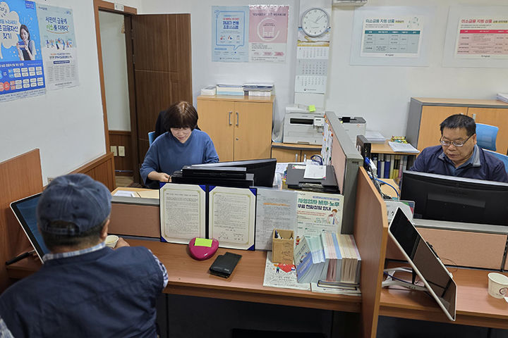 지난달 30일 태백시 황지동 미소금융 강원 태백법인을 찾아온 한 시민이 대출상담을 진행하고 있다.(사진=뉴시스) *재판매 및 DB 금지