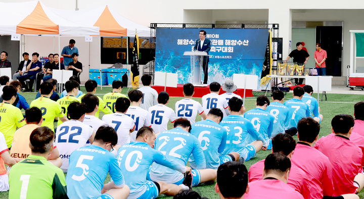 [보령=뉴시스] '제10회 해양수산부장관배 해양수산 한가족 축구대회'에서 인사말하는 김동일 보령시장. (사진=보령시 제공) 2025.06.02. photo@newsis.com *재판매 및 DB 금지