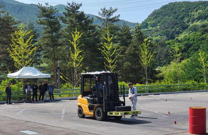 삼척시 도계읍 도계광업소 이직 대상자들이 지게차 운전을 배우고 있다.(사진=도계광업소 제공) *재판매 및 DB 금지