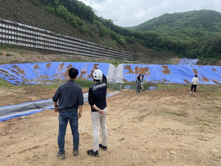 [수원=뉴시스] 산지개발 사업장 안전점검. (사진=경기도 제공) 2025.06.02. photo@newsis.com *재판매 및 DB 금지