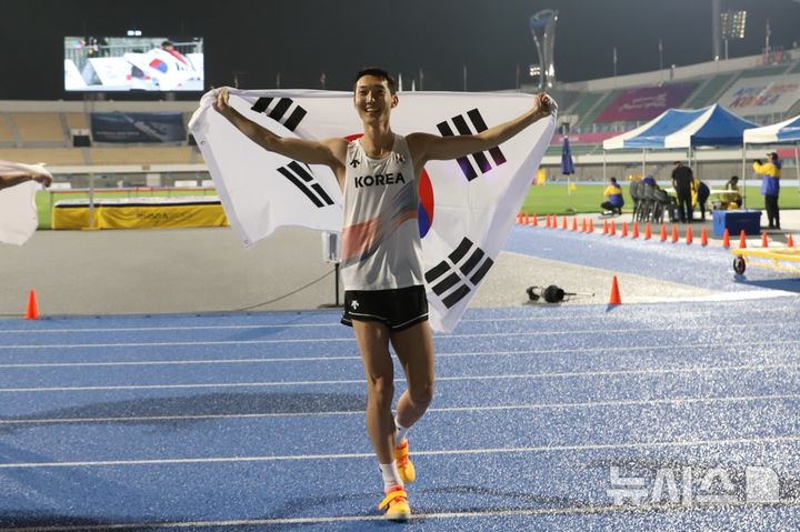 [용인=뉴시스]2025 구미아시아육상경기선수권대회에서 높이뛰기 2연패를 차지한 우상혁(사진=용인시 제공) 2025.06.02.photo@newsis.com