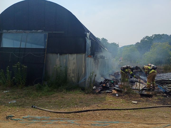 [논산=뉴시스] 지난 1일 오후 2시35분께 충남 논산시 상월면 석종리의 한 밭에서 불이 나 현장에 출동한 소방대원이 진화에 나서고 있다. (사진=논산소방서 제공) 2025.06.02. photo@newsis.com *재판매 및 DB 금지