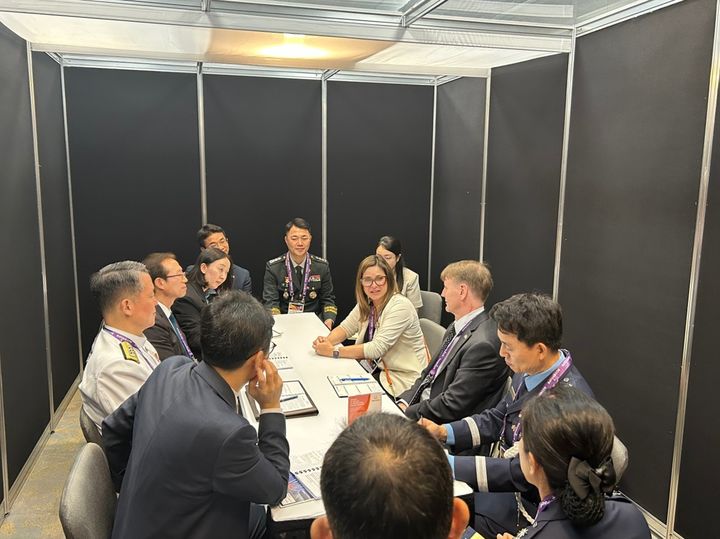 [서울=뉴시스] 방위사업청 대표단이 캐나다 국방부 고위급 인사들과 면담하고 있다. (사진=방위사업청 제공) 2025.06.02. photo@newsis.com *재판매 및 DB 금지