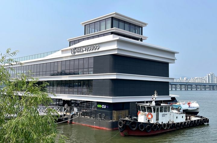 [서울=뉴시스] 편의점 CU가 오는 9월 정식 운항을 앞둔 서울시 수상 대중교통 '한강버스' 선착장에 라면 특화점인 라면 라이브러리를 업계 단독 오픈한다고 2일 밝혔다. (사진=BGF리테일 제공) *재판매 및 DB 금지