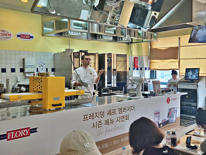 [서울=뉴시스] 롯데웰푸드가 락탈리스사와 진행한 글로벌 셰프 초청 베이킹 시연회에서 제레미 볼레스터 셰프가 시연하는 모습.(사진=롯데웰푸드 제공) *재판매 및 DB 금지