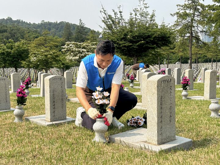 [서울=뉴시스] 허서홍 GS리테일 대표이사가 현충원 봉사활동에 참여하는 모습(사진=GS리테일 제공) *재판매 및 DB 금지