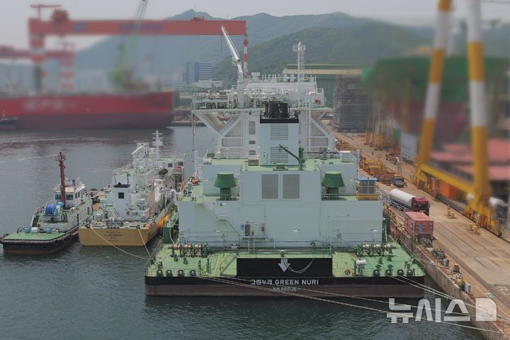 [서울=뉴시스] KRISO가 국내 최초 소형 벙커링 선박을 활용한 STS(Ship-to-Ship) LNG 벙커링 동시작업 실증을 진행하고 있다.