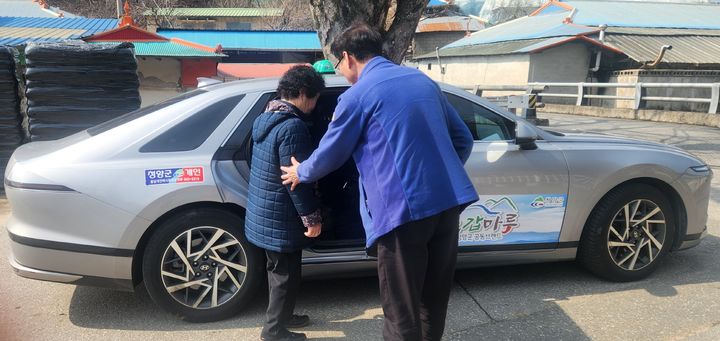 [청양=뉴시스] 충남 청양군 주민이 행복택시를 이용하고 있다. (사진=청양군 제공) 2025.06.02. photo@newsis.com *재판매 및 DB 금지