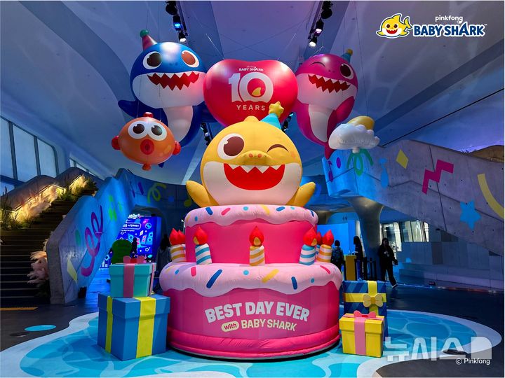 [서울=뉴시스] '아기상어 10주년' DDP 쇼룸 체험형 팝업. (사진= 더핑크퐁컴퍼니 제공)