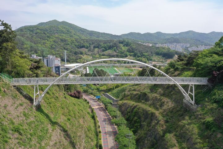 [광주=뉴시스] 광주 남구 제석산 구름다리. (사진 = 광주 남구 제공) photo@newsis.com *재판매 및 DB 금지