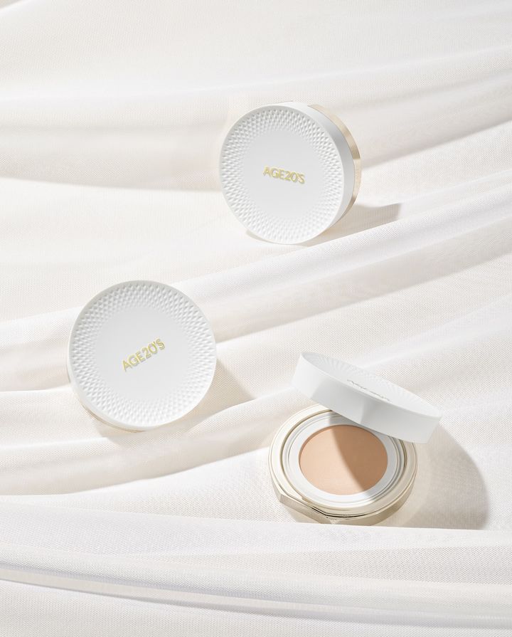 [서울=뉴시스]애경산업의 화장품 브랜드 AGE20’S(에이지투웨니스)가 신규 메이크업 제품 '얼티밋 세럼 글로우 파운데이션(Ultimate Serum Glow Foundation)'을 출시했다고 2일 밝혔다.(사진=애경산업 제공) *재판매 및 DB 금지