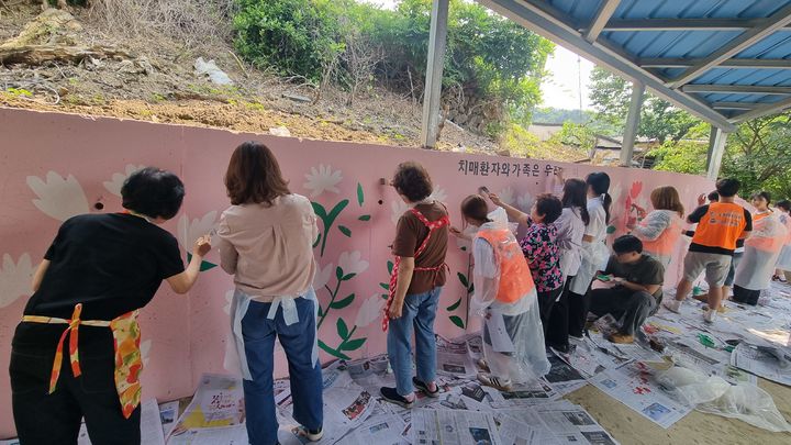 [구미=뉴시스] 치매보듬마을 벽화그리기 행사. (사진=구미시 제공) 2025.06.02 photo@newsis.com *재판매 및 DB 금지
