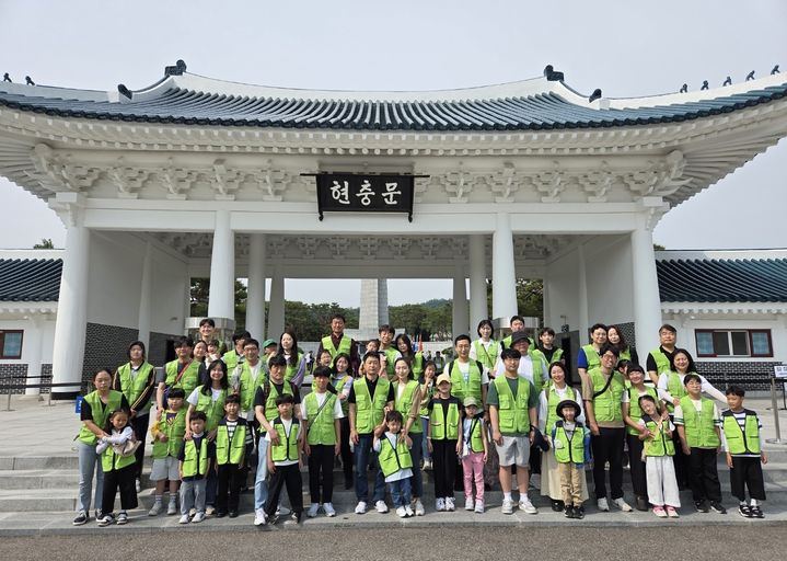 [서울=뉴시스] 현대엔지니어링 임직원 및 임직원 가족이 지난달 31일 국립서울현충원에서 묘역 정화 봉사활동을 한 뒤, 기념촬영을 하는 모습. 2025.06.02. (사진=현대엔지니어링 제공) photo@newsis.com&nbsp; *재판매 및 DB 금지
