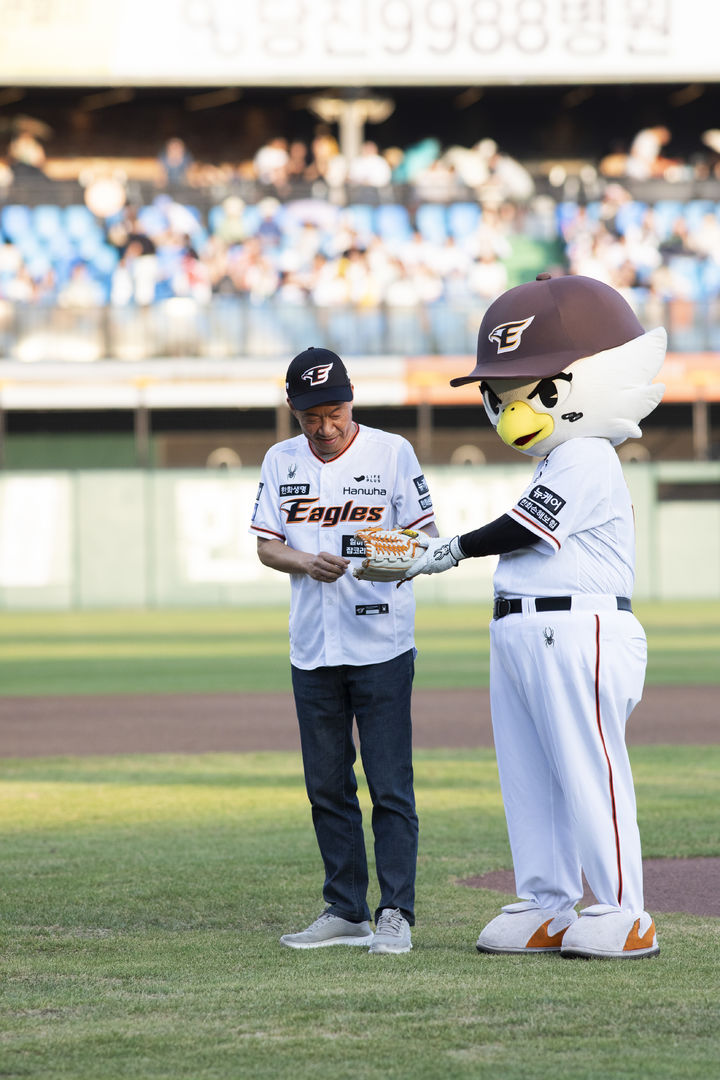 [대전=뉴시스] 2024년 8월 한화생명이글스파크에서 열린 한화이글스와 LG 트윈스 경기에 앞서 승리를 기원하는 시구를 준비하는 김욱 배재대 총장. (사진=뉴시스 DB). photo@newsis.com *재판매 및 DB 금지