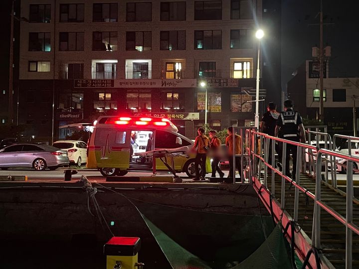 [여수=뉴시스] 여수해경과 구조 당국이 2일 오전 0시23분 여수시 국동 대경도선착장에서 추락한 승용차 운전자 50대 남성 A씨를 구조하고 있다. (사진 = 여수해경 제공) 2025.06.02. photo@newsis.com *재판매 및 DB 금지