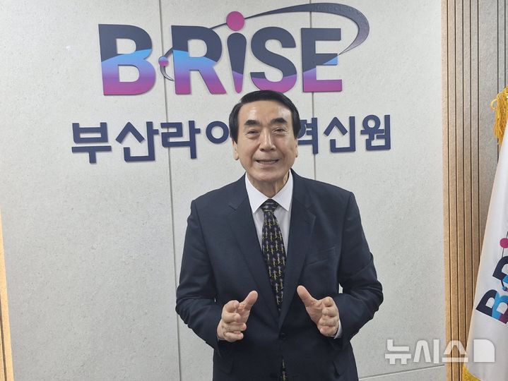 [부산=뉴시스] 백재현 기자 = 이준현 부산라이즈혁신원장이 5월30일 오전 연제구 연산동 집무실에서 부산라이즈의 철학과 향후 과제에 대해 설명하고 있다. 2025.06.02. itbrian@newsis.com