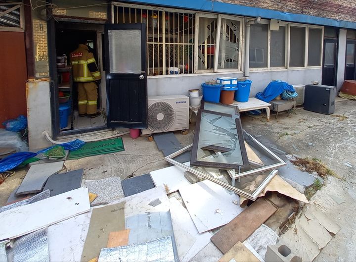 [인천=뉴시스] 1일 오후 인천 옹진군 영흥면 한 주택에서 폭발사고가 발생해 소방당국이 안전 조치를 취하고 있다. (사진=인천소방본부 제공) 2025.06.02. photo@newsis.com *재판매 및 DB 금지