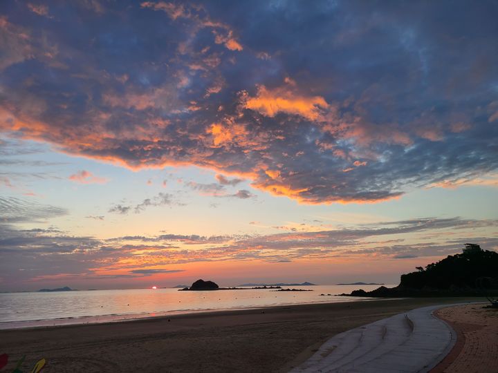 [당진=뉴시스] 충남 당진 난지도해수욕장에서 바라 본 저녁노을. (사진=당진시 제공) 2025.06.02. photo@newsis.com *재판매 및 DB 금지