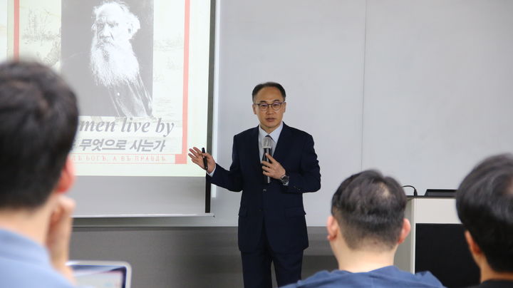 [인천=뉴시스] 이원석 전 검찰총장이 ‘법률가의 길’ 특강을 진행하고 있다. (사진=인하대 제공) 2025.06.02. photo@newsis.com *재판매 및 DB 금지