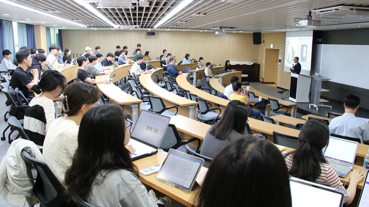 [인천=뉴시스] 이원석 전 검찰총장이 ‘법률가의 길’ 특강을 진행하고 있다. (사진=인하대 제공) 2025.06.02. photo@newsis.com *재판매 및 DB 금지