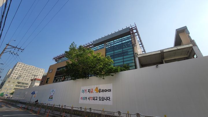 [울산=뉴시스] 구미현 기자 =울산시교육청이 학교 공간재구조화 사업이 진행 중인 중구 학성초등학교에 학생과 교직원, 지역사회 모두가 공감할 수 있는 '공사학교 현장 가림막'을 새롭게 설치했다. (사진=울산시교육청 제공) 2025.06.02. photo@newsis.com *재판매 및 DB 금지