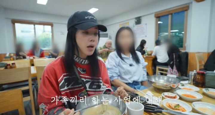 [서울=뉴시스] 가수 겸 배우 엄정화가 자신을 똑 닮은 여동생을 공개했다. (사진=유튜브 채널 'Umaizing 엄정화TV' 캡처) 2025.06.02. photo@newsis.com *재판매 및 DB 금지