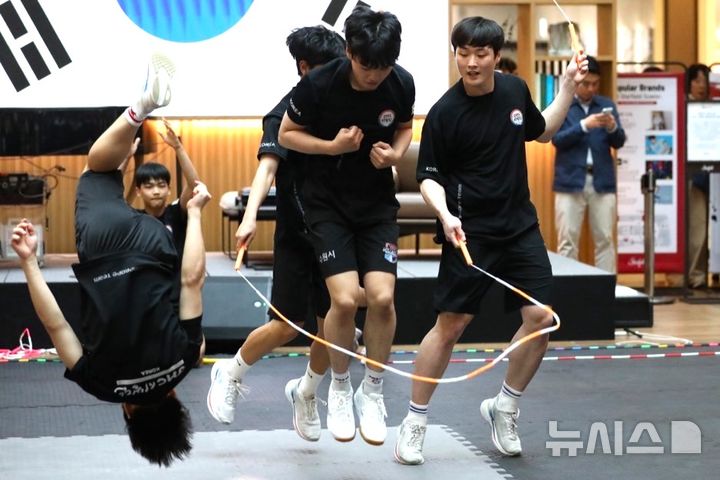 [수원=뉴시스] 수원시 줄넘기시범단의 공연모습 (사진=수원시줄넘기협회 제공)2025.06.02.photo@newsis.com