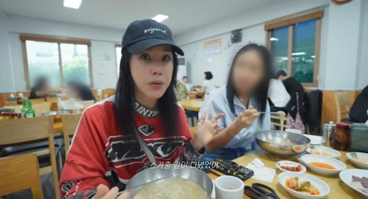 [서울=뉴시스] 가수 겸 배우 엄정화가 자신을 똑 닮은 여동생을 공개했다. (사진=유튜브 채널 'Umaizing 엄정화TV' 캡처) 2025.06.02. photo@newsis.com *재판매 및 DB 금지