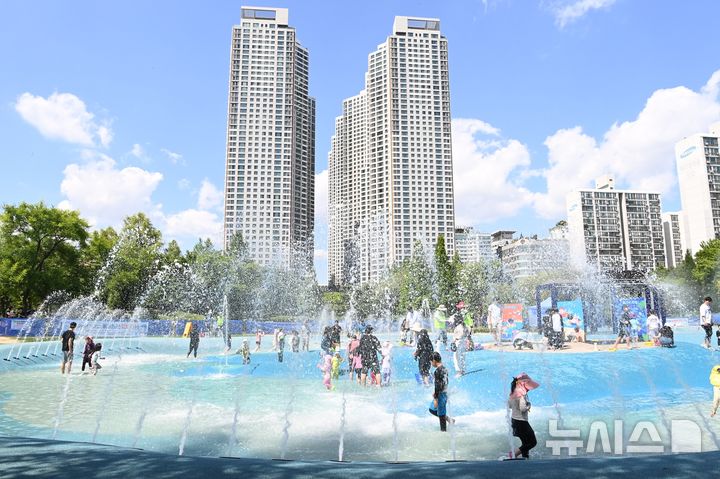 [부천=뉴시스]정일형 기자 = 부천 중앙공원 물놀이장. (사진= 부천시 제공)