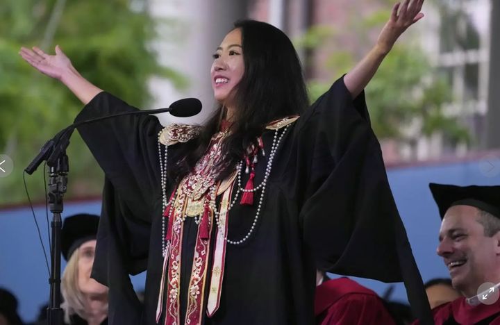  [보스턴=AP/뉴시스] 중국인 여학생 루안나 장이 지난달 29일 하버드대 졸업식에서 연설을 하고 있다. 홍콩지는 중국 여학생이 졸업 연설하기는 처음이라고 보도했다.2025.06.02.&nbsp; *재판매 및 DB 금지