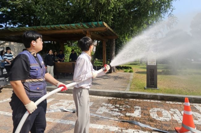[창녕=뉴시스] 군청 직원들이 소방 기구 사용 실습 등 자체 교육을 하고 있다. (사진=창녕군 제공) 2025.06.02. photo@newsis.com *재판매 및 DB 금지