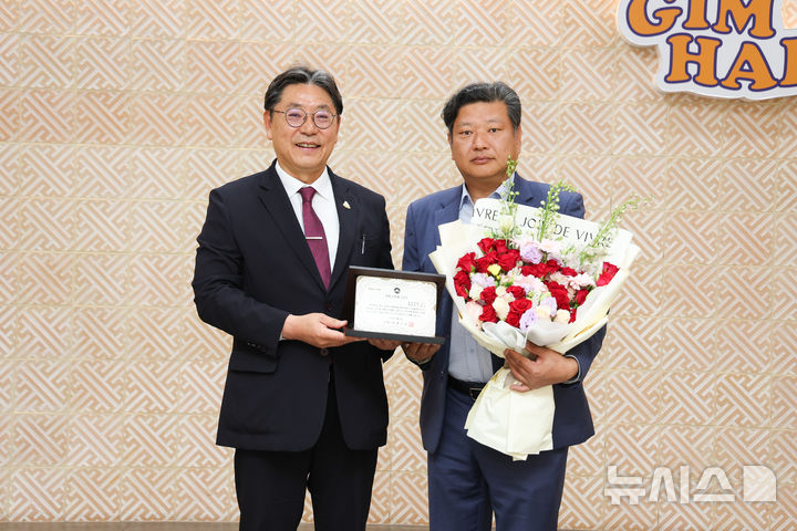 [김해=뉴시스]정아정밀 김용진 대표(사진 오른편), 자랑스러운 김해 CEO상 수상. (사진=김해시 제공). 2025.06.02. photo@newsis.com