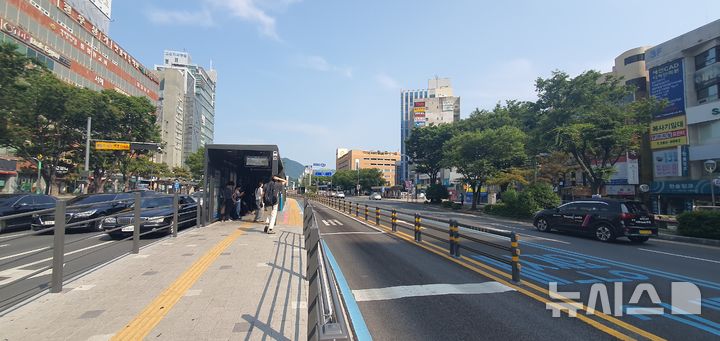 [창원=뉴시스] 강경국 기자 = 경남 창원시 시내버스 노조의 파업이 엿새째로 접어든 가운데 2일 시민들이 오지 않는 시내버스를 기다리고 있다. 2025.06.02. kgkang@newsis.com