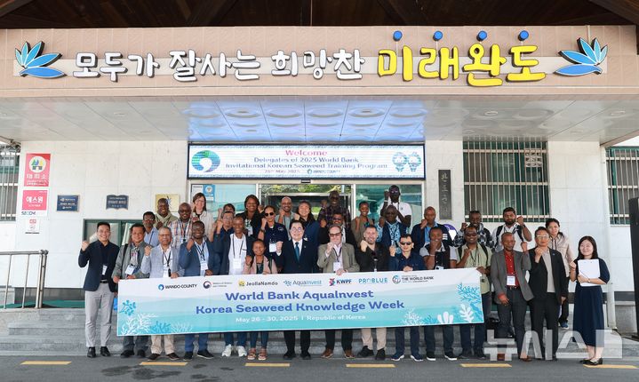 [광주=뉴시스] 완도군은 2일 세계은행 관계자와 케냐·탄자니아·세네갈·모잠비크 등 13개 개발도상국 공무원 44명이 최근 완도를 방문했다고 밝혔다. (사진=완도군 제공). 2025.06.02. photo@newsis.com *재판매 및 DB 금지