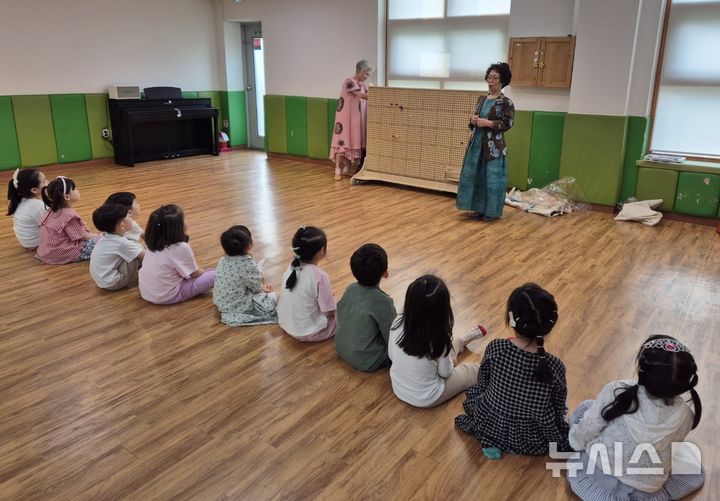 [안양=뉴시스] 안양시자원봉사센터 '어울누리 교육강사단' 실습 현장. (사진=안양시 제공). 2025.06.02.photo@newsis.com 