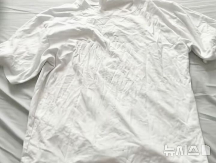 [뉴시스] 이 남성은 위의 티셔츠를 입은 자신의 모습이 마치 실업자처럼 보였기 때문에 소개팅에 실패했다고 주장했다. (사진=홍콩 사우스차이나모닝포스트) 2025.6.2 