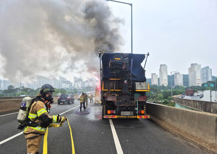 [광주=뉴시스] 이현행 기자 = 2일 오전 9시46분께 광주 북구 동림동 산월IC 인근 고속도로에서 서광주 방면을 달리던 5t 화물차 적재함에서 불이 나 26분 만에 꺼졌다. 이 불로 인명피해는 없었으나 출근길에 나선 차량들이 30분가량 지·정체를 빚었다. (사진=광주 북부소방 제공) 2025.06.02. photo@newsis.com *재판매 및 DB 금지 *재판매 및 DB 금지