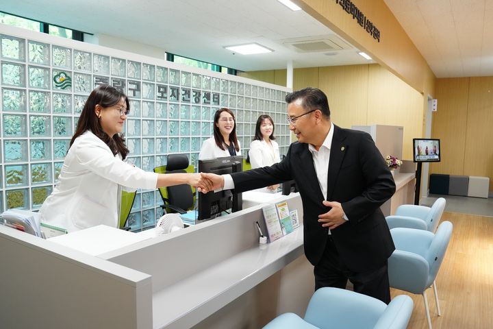 [서울=뉴시스] 류경기 중랑구청장이 새단장한 모자건강센터를 찾아 직원들을 격려하고 있다. 2025.06.02. (사진=중랑구 제공) *재판매 및 DB 금지