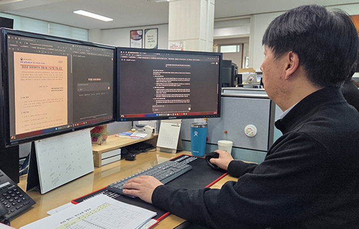 정선군청 직원들에게 지난 2월부터 인공지능(AI)울 행정업무에 적용해 업무효율성을 극대화하고 있다.(사진=정선군 제공) *재판매 및 DB 금지