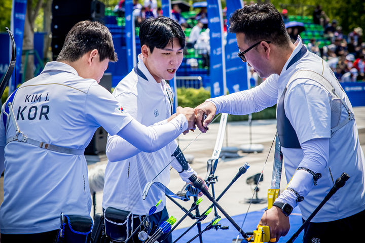 [서울=뉴시스] 2025 현대 양궁 월드컵 2차 대회 리커브 남자 단체전에 나선 김제덕, 이우석, 김우진. (사진=대한양궁협회 제공) *재판매 및 DB 금지